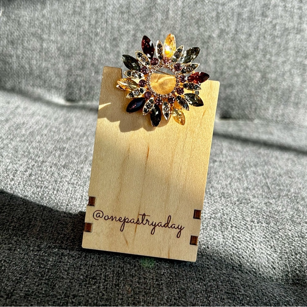 Sparkly, Multicolored Gemstone Wreath Circle Fashion Brooch Pin, Purple, Gold - Picture 15 of 17